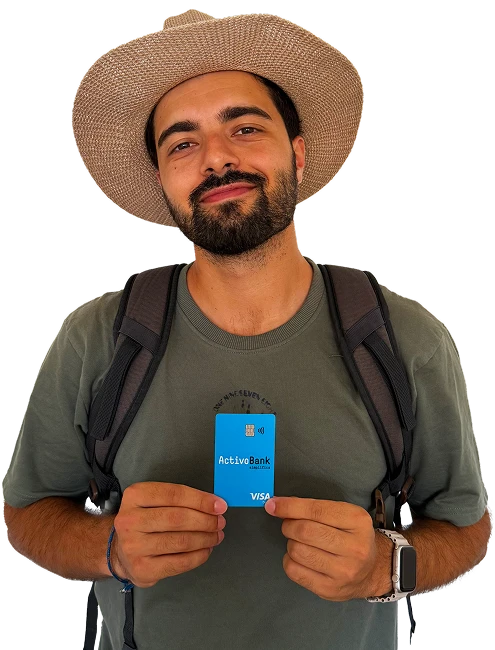 Pessoa segura um cartão VISA ActivoBank, usando mochila e chapéu bege.