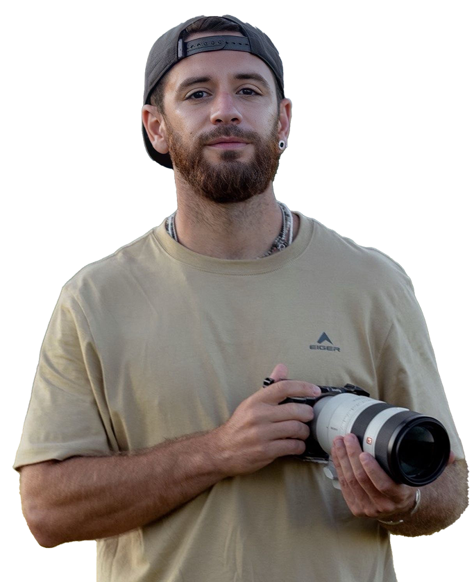 Pessoa a usar mochila ás costas e gorro.