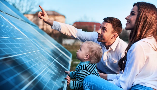Familia com painel solar